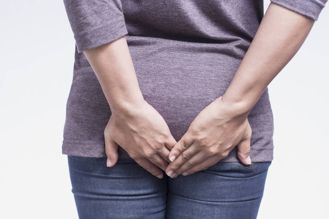 Hämorrhoiden sind nicht nur unangenehm, sondern häufig auch schmerzhaft. Präparate mit Hamamelis können die Beschwerden lindern.  / Foto: Getty Images/champja