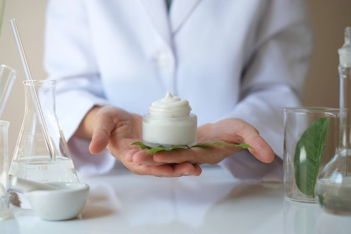 Kosmetika als Grundlage für Rezepturen verwenden? Das ist nicht immer möglich. / © Getty Images/paulynn