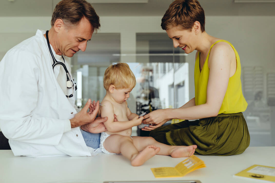 Gut abgelenkt ist halb geimpft: Der kleine Piks ist unangenehm und kann in seltenen Fällen Fieberkrämpfe bei Kindern auslösen. Diese sind jedoch ungefährlich.  / Foto: Getty Images/Westend61