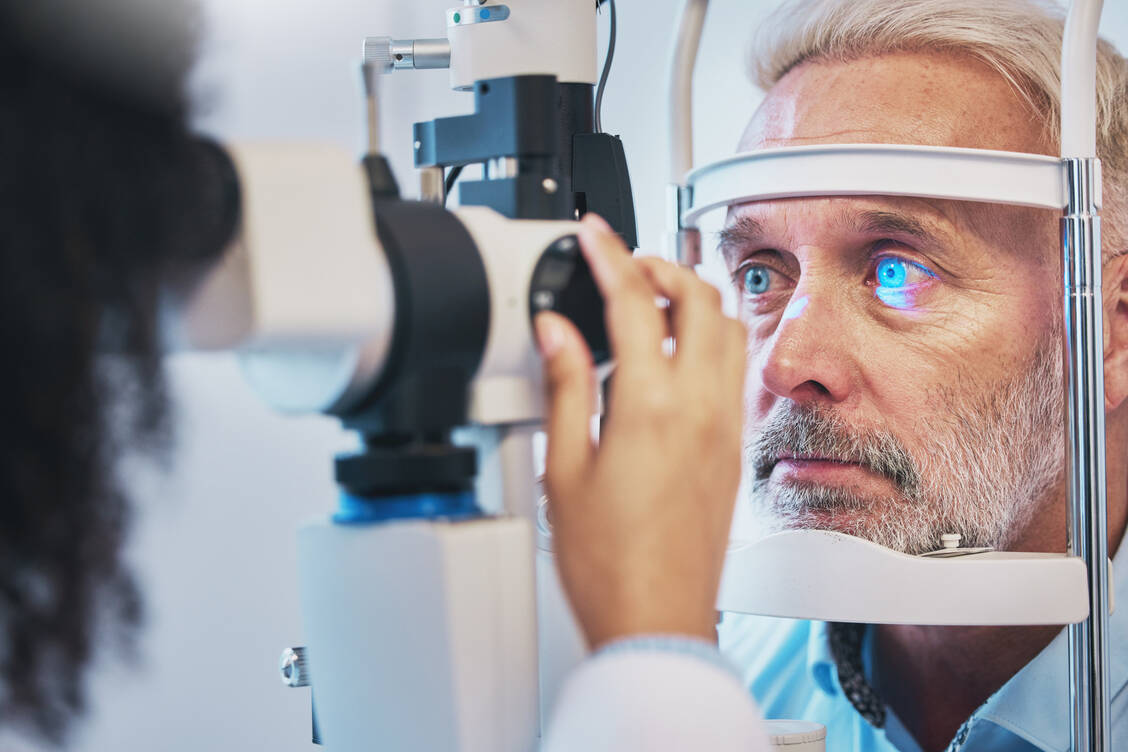 Bei grünem Star oder Glaukom wirken sich übereifrige Diagnostik, Therapie und Verlaufskontrolle oft besonders negativ aus. / © Adobe Stock/peopleimages.com