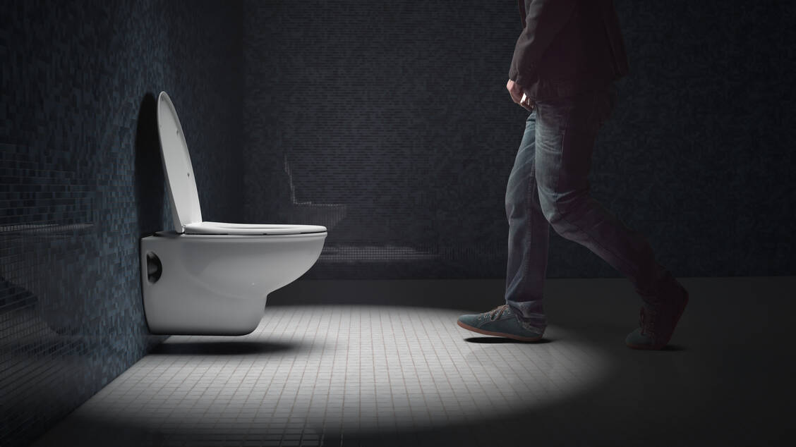 Zu den Symptomen einer gutartigen Prostatavergrößerung gehören unter anderem vermehrter Harndrang und häufiges nächtliches Wasserlassen.  / Foto: Getty Images/happyphoton