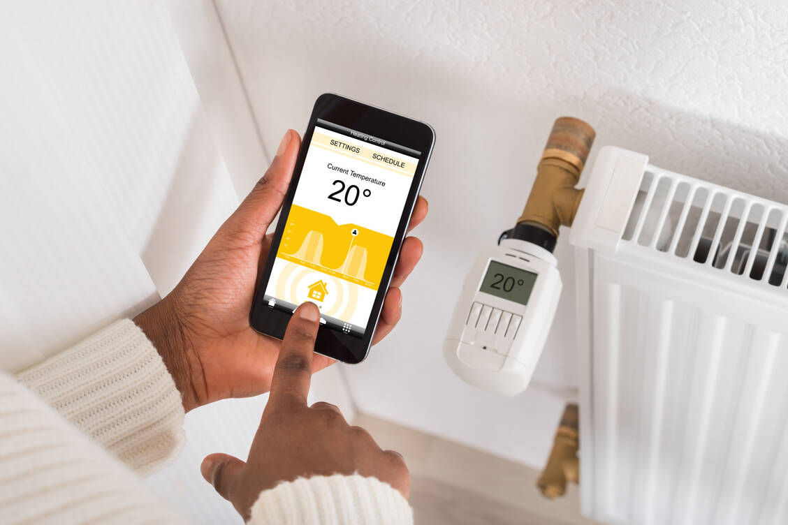 Ein Grad weniger in der Wohnung bedeutet schon 5 bis 6 Prozent weniger Energieverbrauch und entsprechend weniger CO2-Emissionen.  Auch programmierbare Thermostatventile können viel bringen.  / Foto: Getty Images/AndreyPopov