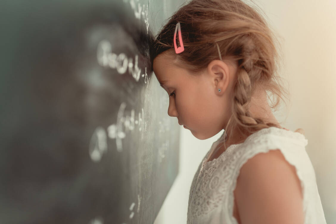 Je mehr sich ein Kind durch Eltern, Lehrkräfte und Freundeskreis unterstützt sieht, umso weniger erlebt es Herausforderungen als negativen Stress. / © Adobe Stock/detailblick-foto