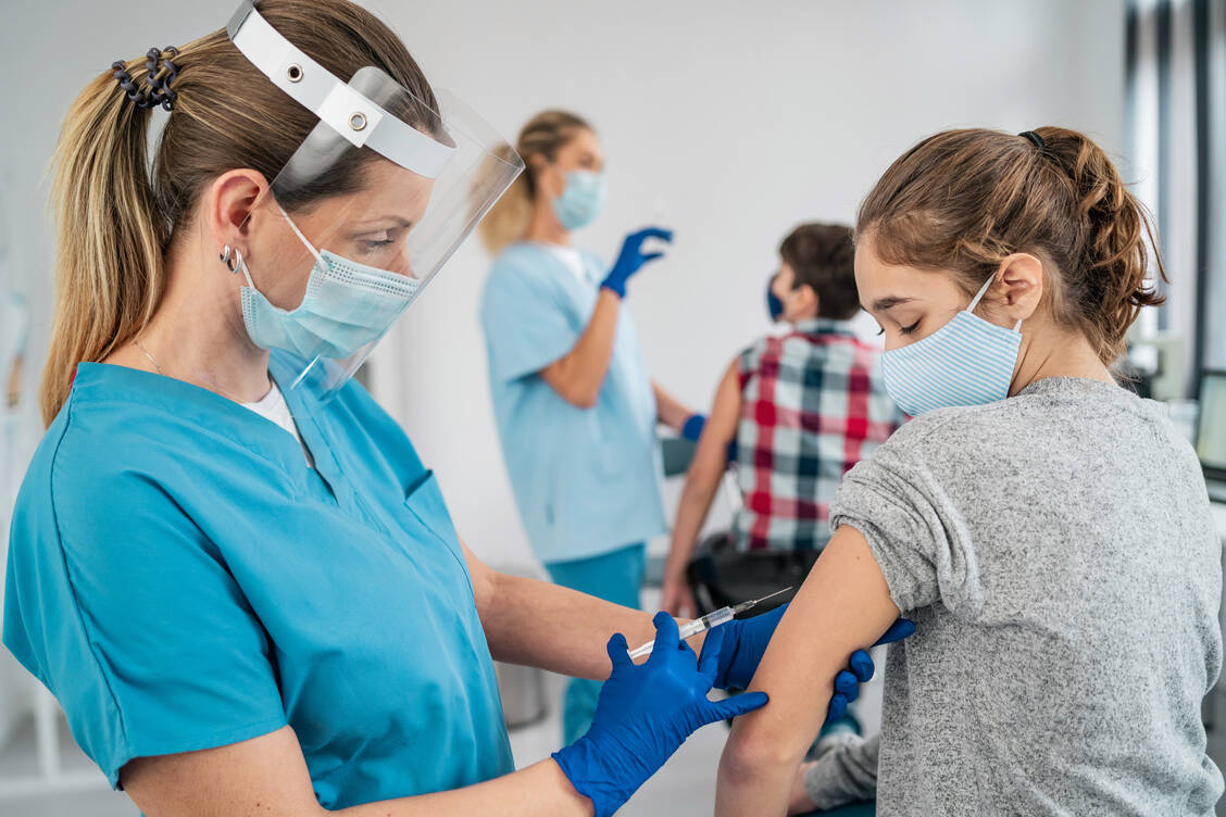 Auch von der Grippeimpfung ist bekannt, dass Frauen durchschnittlich heftiger darauf reagieren als Männer. / Foto: Getty Images/valentinrussanov