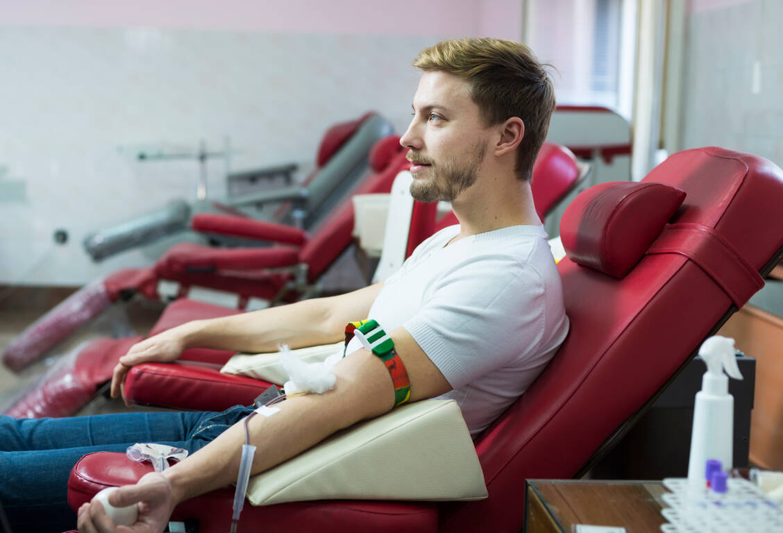 Blut oder Plasma spenden darf, wer gesund und fit ist und kein erhöhtes Risiko für bestimmte Infektionskrankheiten hat. / Foto: Getty Images/Vesnaandjic