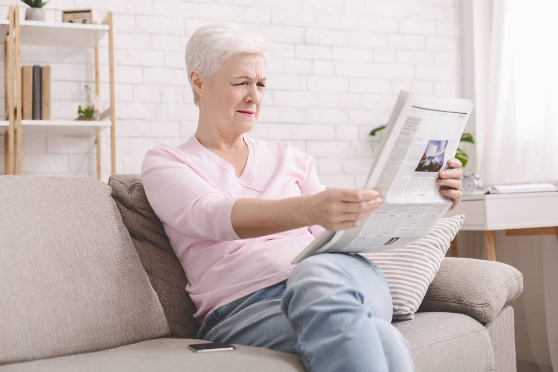 Irgendwann kann die Augenlinse nur noch schwer nah akkommodieren: Dann werden die Arme immer länger, um die Zeitung scharf lesen zu können. / © Getty Images/Prostock-Studio
