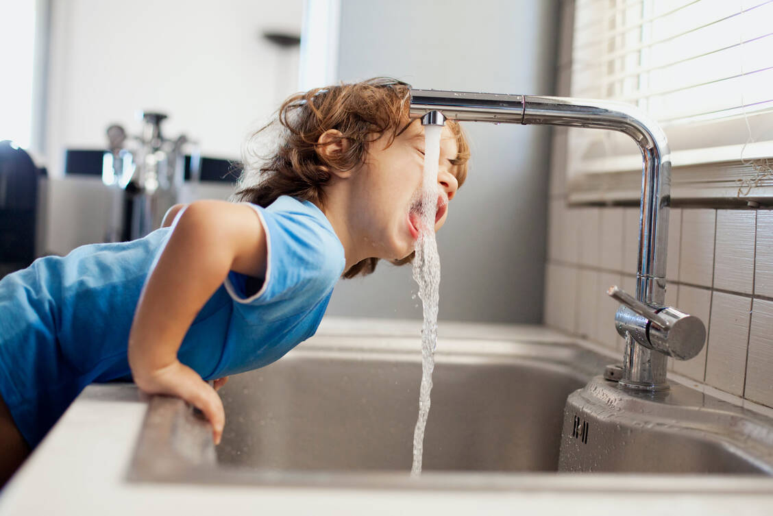 Der ideale Durstlöscher ist der Deutschen Gesellschaft für Ernährung zufolge Wasser – ganz gleich, ob es sich um Leitungs- oder Mineralwasser handelt. / Foto: Getty Images/Thanasis Zovoilis
