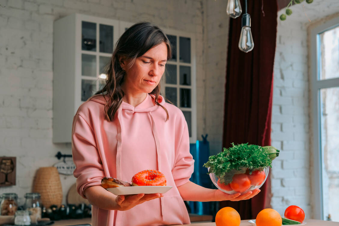 Aromen können den Forschenden zufolge ungesunden Lebensmitteln einen »falschen Glanz« verleihen und Menschen dazu bringen, etwas zu essen, das sie normalerweise meiden würden. / Foto: Getty Images/Elena Noviello