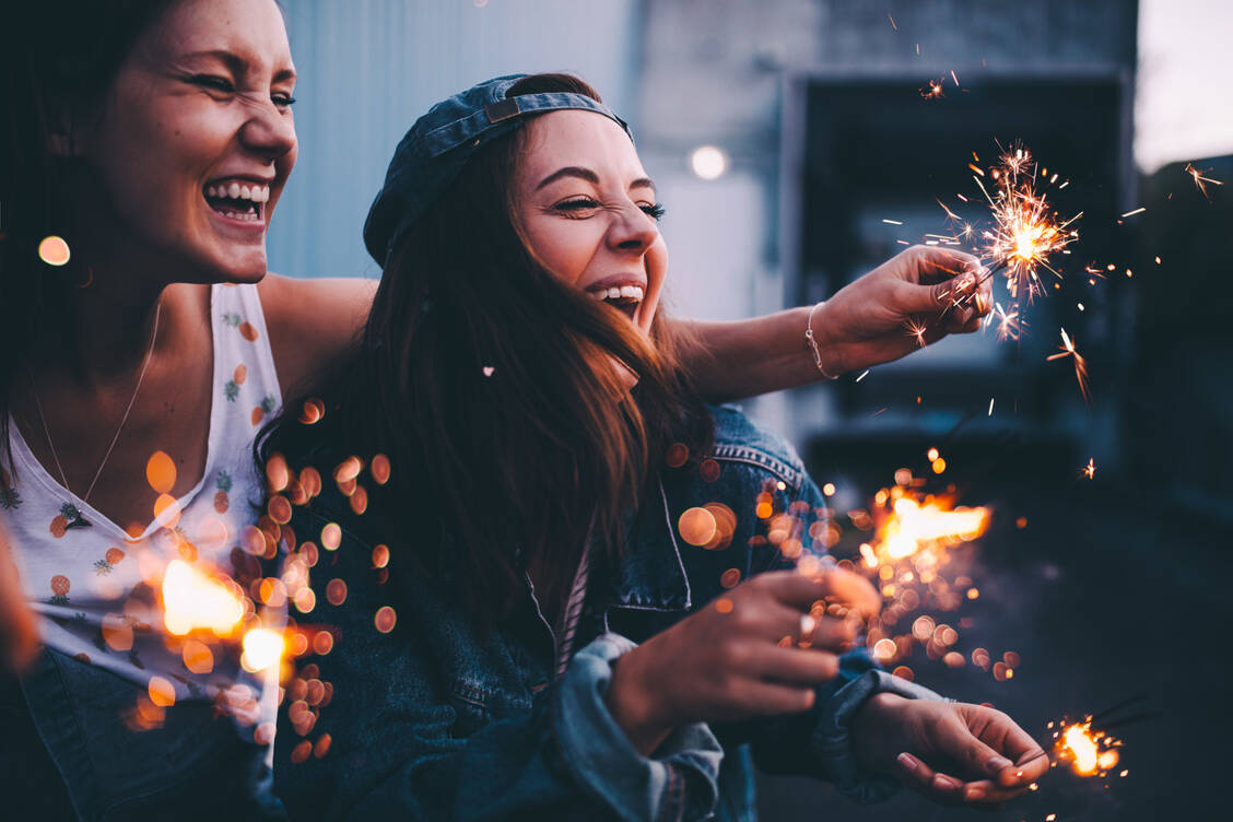 Vor allem Kinder und Jugendliche fühlen sich von Silvesterknallern magisch angezogen. Doch ein Böller gehört niemals in Kinderhände! / Foto: Getty Images/Carina König/EyeEm