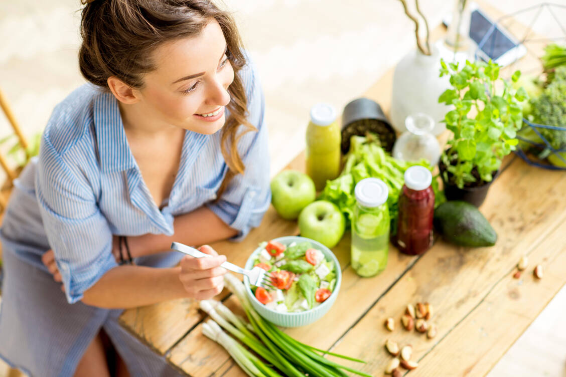 Eine ausgewogenen Ernährung liefert wichtige Nährstoffe für gesunde Haut wie Biotin, Riboflavin oder Zink. / Foto: Adobe Stock/rh2010