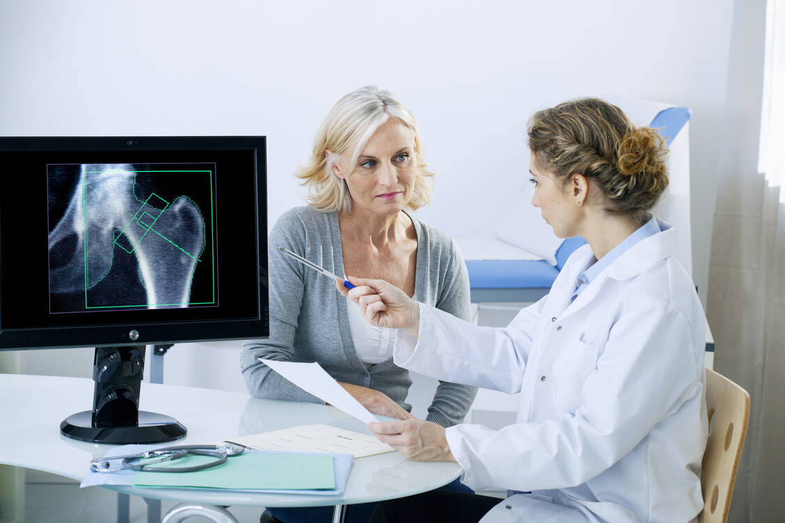 Frauen in der Postmenopause profitieren wahrscheinlich nur wenig oder überhaupt nicht von einem Osteoporose-Screening. / Foto: Adobe Stock/ RFBSIP