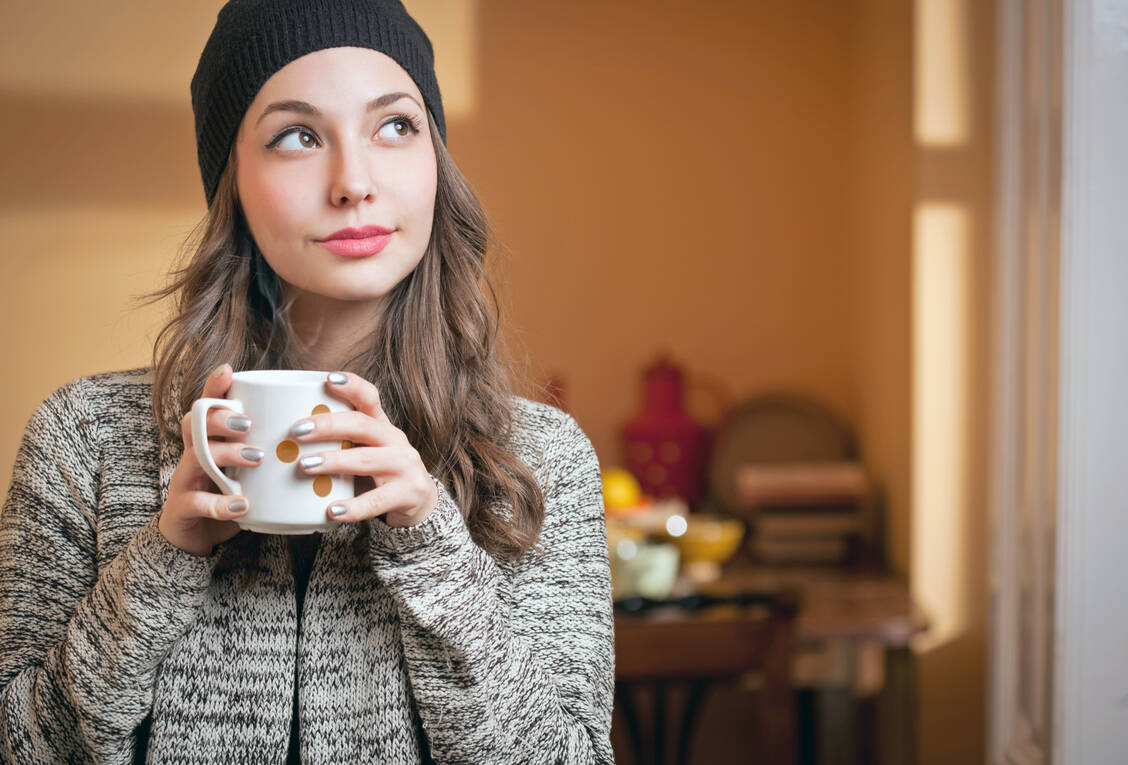 Warm anziehen oder heißen Tee trinken – Ratschläge, wie man sich am besten vor einer Erkältung schützen kann gibt es viel. Doch nicht alle ergeben Sinn. / Foto: Shutterstock/lithian