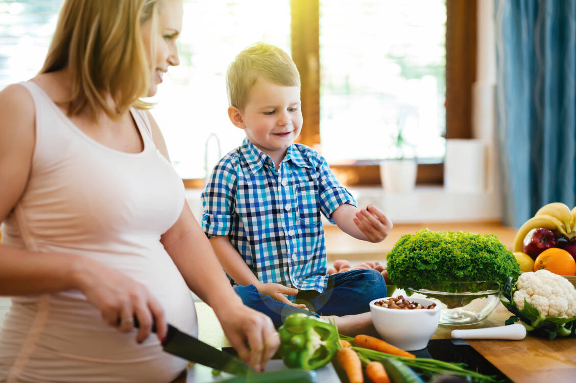 Vor allem Schwangere müssen auf eine ausreichende Folat-Zufuhr achten. Ein abwechslungsreicher Speiseplan mit frischem Gemüse ist der beste Garant dafür. / Foto: iStock/nd3000
