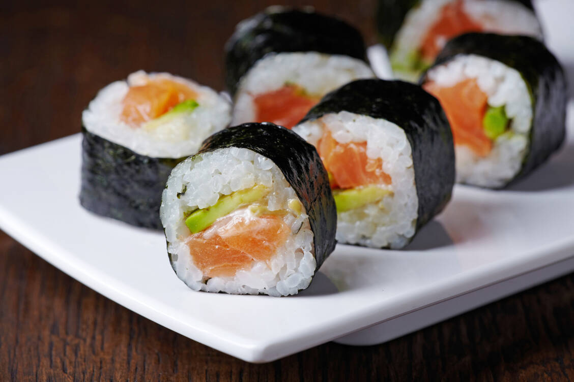 Einige Meeresalgen neigen dazu, Schadstoffe aus der Umwelt aufzunehmen. Auch Algenblätter in  Sushis können stark mit schädlichen Substanzen belastet sein. / Foto: Adobe Stock/Mara Zemgaliete