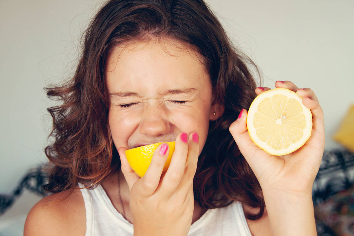So kann man sich täuschen: Zitronen schmecken zwar sehr sauer, wirken im Körper jedoch basenbildend. Der Geschmack spielt in Sachen Säuren und Basen also keine Rolle. / © Getty Images/veronka & cia