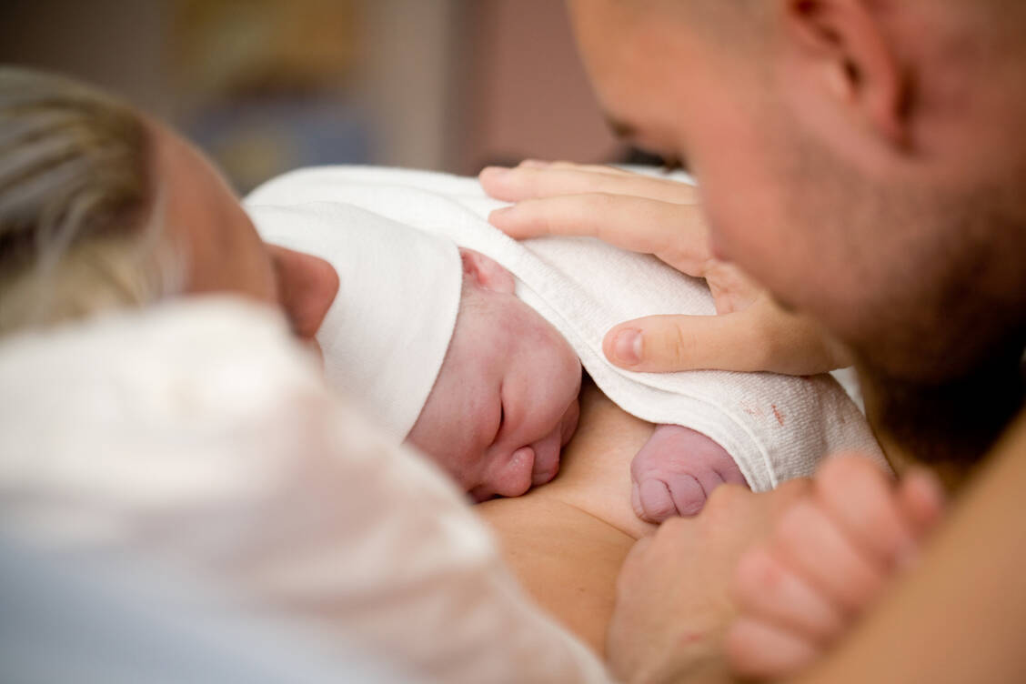 Eine schmerzlindernde Betäubung unter den Wehen, eine Periduralanästhesie, scheint das Baby nicht zu gefährden. / © Adobe Stock/Kati Finell