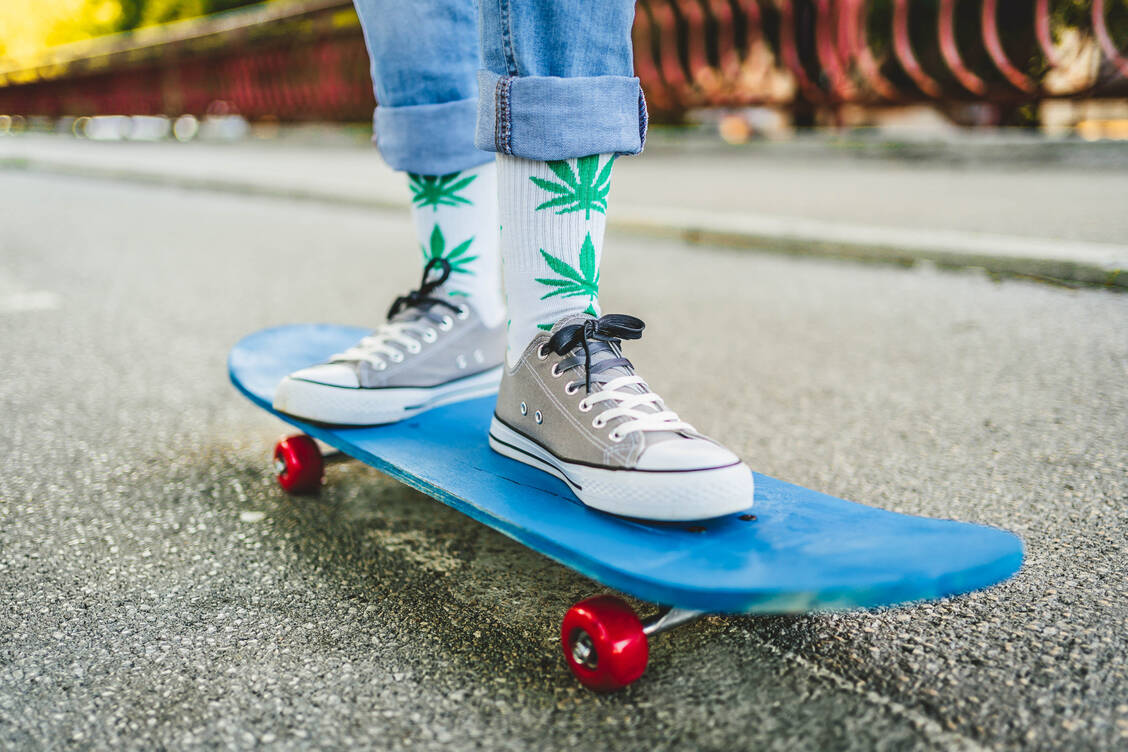 Experten befürchten, dass die Teil-Legalisierung von Cannabis Kinder und Jugendliche gefährdet. / Foto: Getty Images/LordHenriVoton