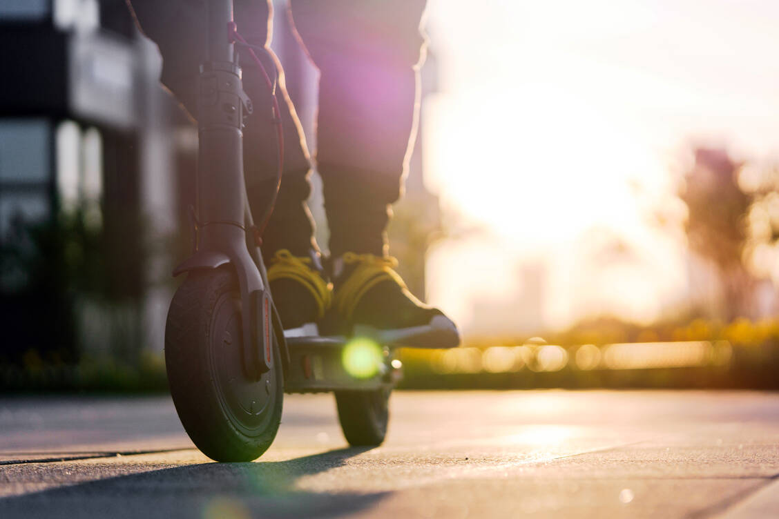 Gefährlich beim E-Scooter ist vor allem die aufrechte Haltung des Fahrers und dass Richtungwechsel, Bremsvorgänge und Beschleunigungen für andere Verkehrsteilnehmer nicht ersichtlich sind. / Foto: Adobe Stock(Akaberka