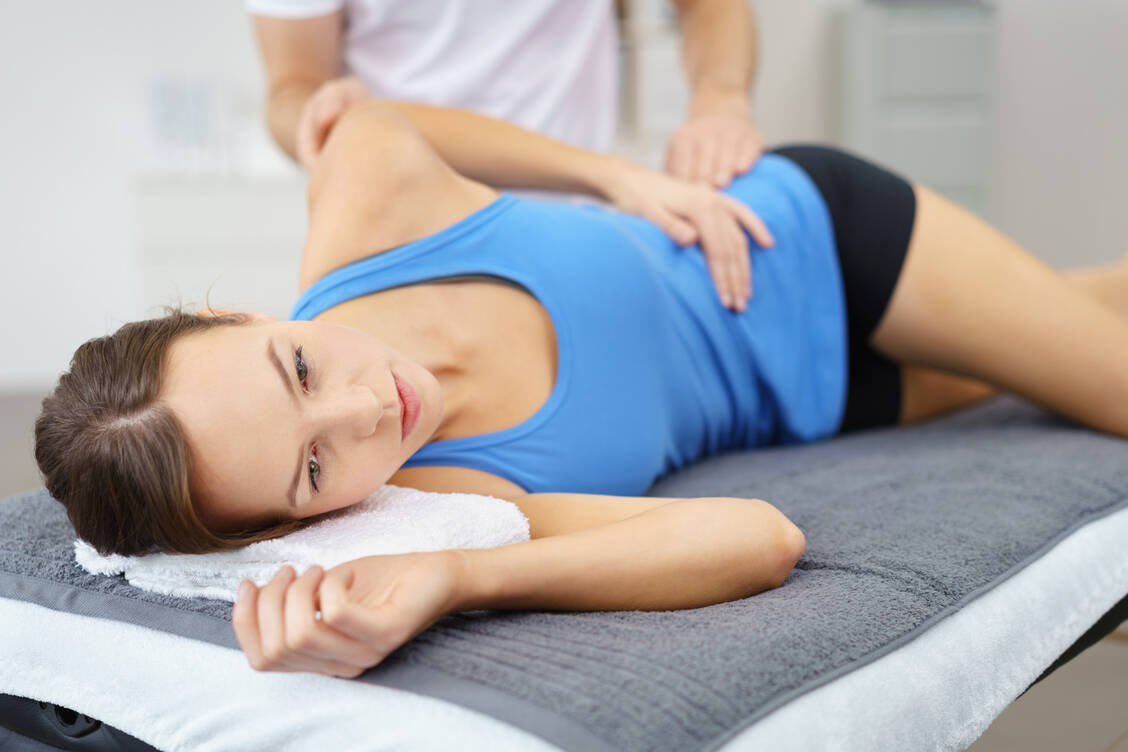 Osteopathie ist eine ganzheitliche Heilmethode, die Störungen im Körper manuell aufspürt und behandelt. / Foto: Adobe Stock/contrastwerkstatt