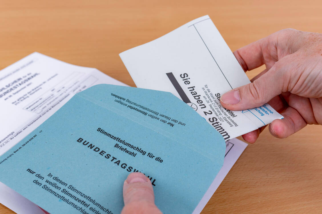 Im Februar wird ein neuer Bundestag gewählt.  / © Getty Images/imageBROKER/Stephan Goerlich