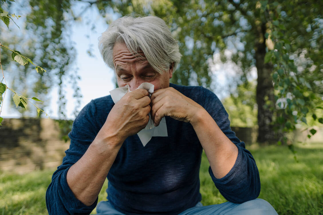 Pollenallergiker können etwas gegen ihre Beschwerden tun. Zuvor sollten sie jedoch abklären, ob es sich überhaupt um eine Allergie handelt und gegen was genau sich diese richtet. / © Getty Images/Westend61