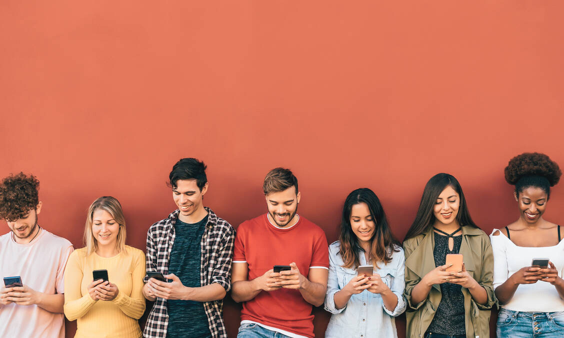 Geht es auch noch ohne Smartphone? Miteinander lachen wäre jedenfalls schöner. / © Adobe Stock / Alessandro Biascioli