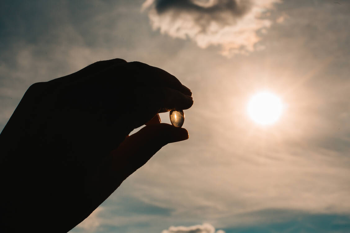 Im Sommer sind die meisten Menschen ausreichend mit Vitamin D versorgt. Wer muss nachhelfen? / © Adobe Stock/stivog