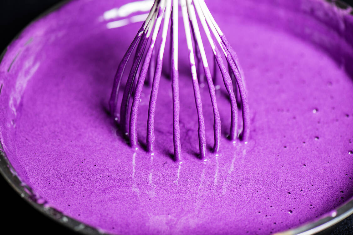 Und plötzlich ist alles lila. Nach dem zartgrünen Matcha heißt der neueste Trend im Lebensmittelsektor Ube. / © Getty Images/RobertDowner