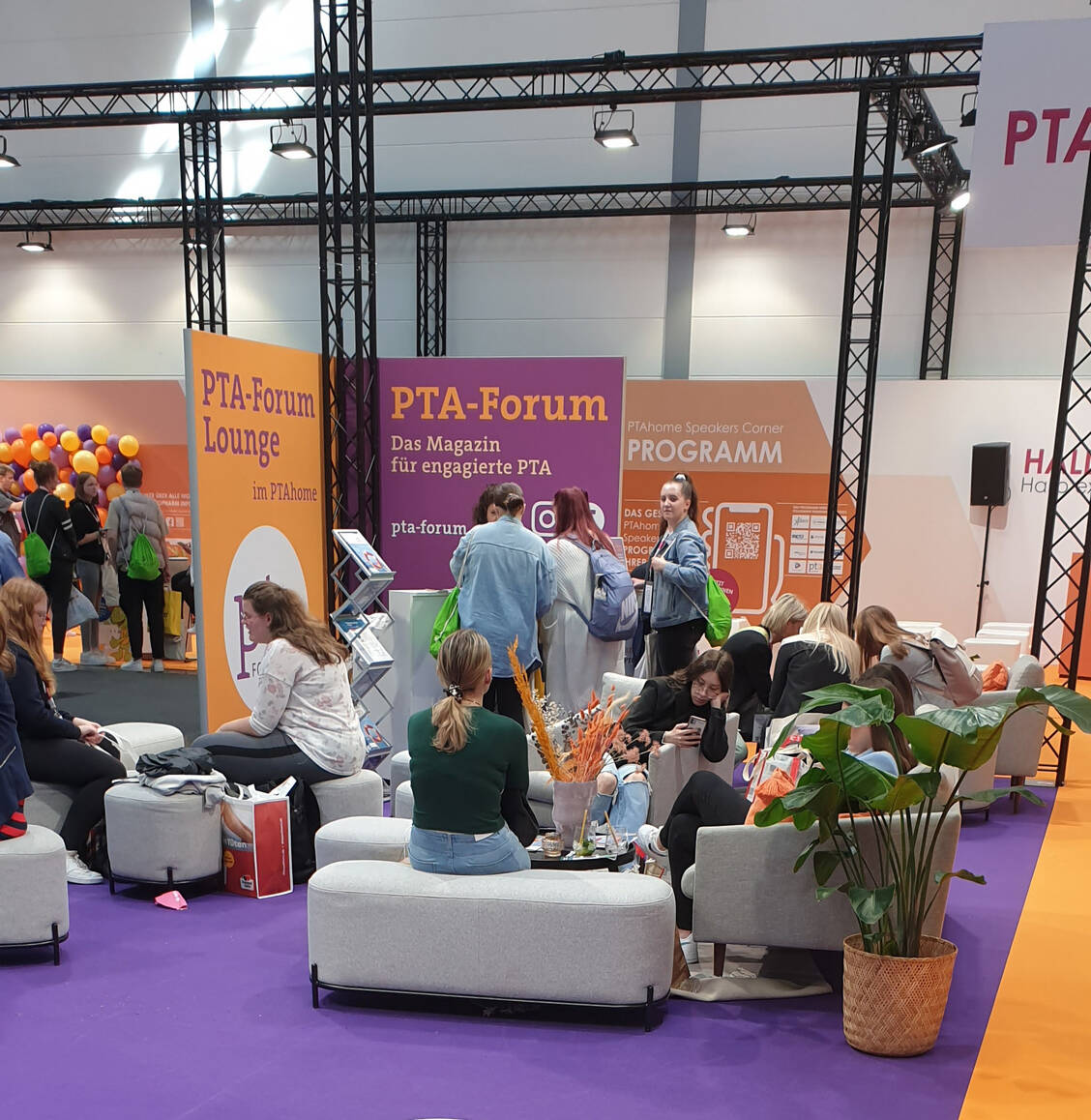Sich untereinander austauschen, neue Menschen kennenlernen – das bieten neben vielen anderen auch PTA-Forum und Adexa. / © PZ/Egermeier