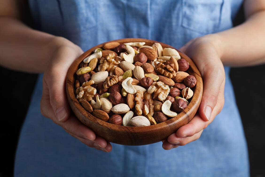 Nüsse sind ein beliebter Snack für zwischendurch. Tatsächlich ist der Griff zur Nuss eine gute Wahl, ist sie doch reich an Ballaststoffen, ungesättigten Fettsäuren und hochwertigen Proteinen. / Foto: Getty Images/Julia Sudnitskaya