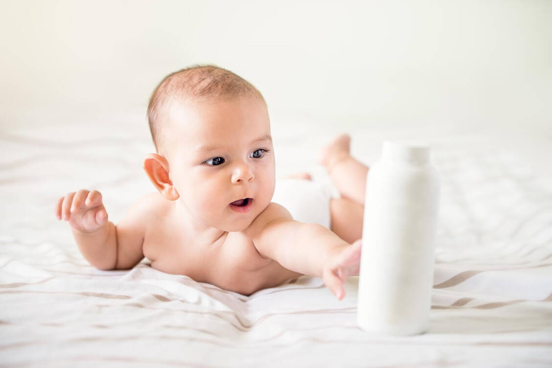 Zubereitungen mit Hydrocortisonacetat werden gerne bei Säuglingen, Kleinkindern und Senioren eingesetzt. / Foto: Adobe Stock/TROYAN PHOTO