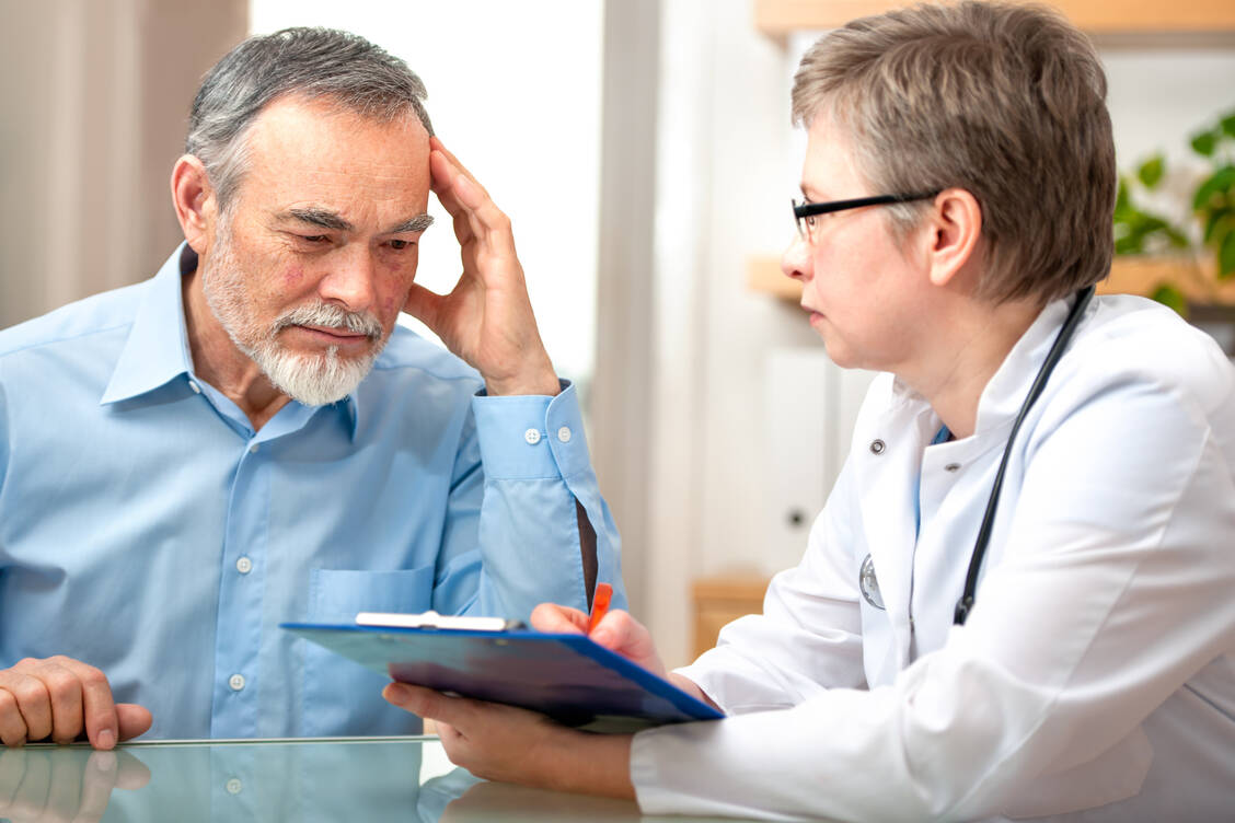 Untersuchungen zeigen: Wenn Männer zum Arzt gehen, sprechen sie nur körperliche Symptome an. Stress, Konzentrationsstörungen oder Schlafprobleme werden nicht thematisiert. / Foto: Shutterstock/Alexander Raths