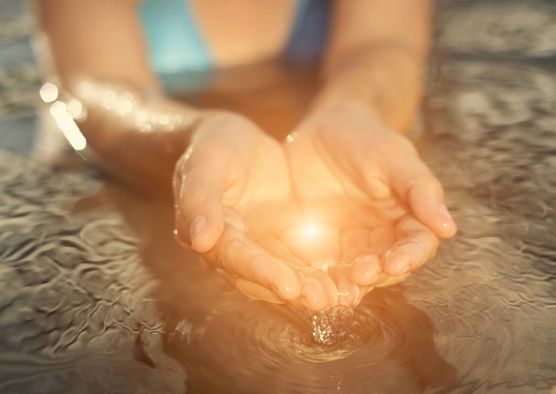 Kraftquellen tanken uns auf mit Energie für Beruf und Alltag. / Foto: Adobe Stock/Zsolt Biczó