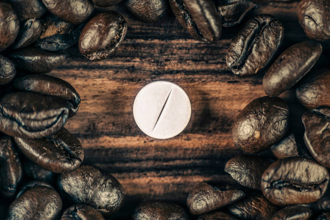 Koffein ist nicht nur ein Muntermacher, sondern kann auch die Wirkung verschiedener Analgetika verstärken. / Foto: Adobe Stock/Microgen