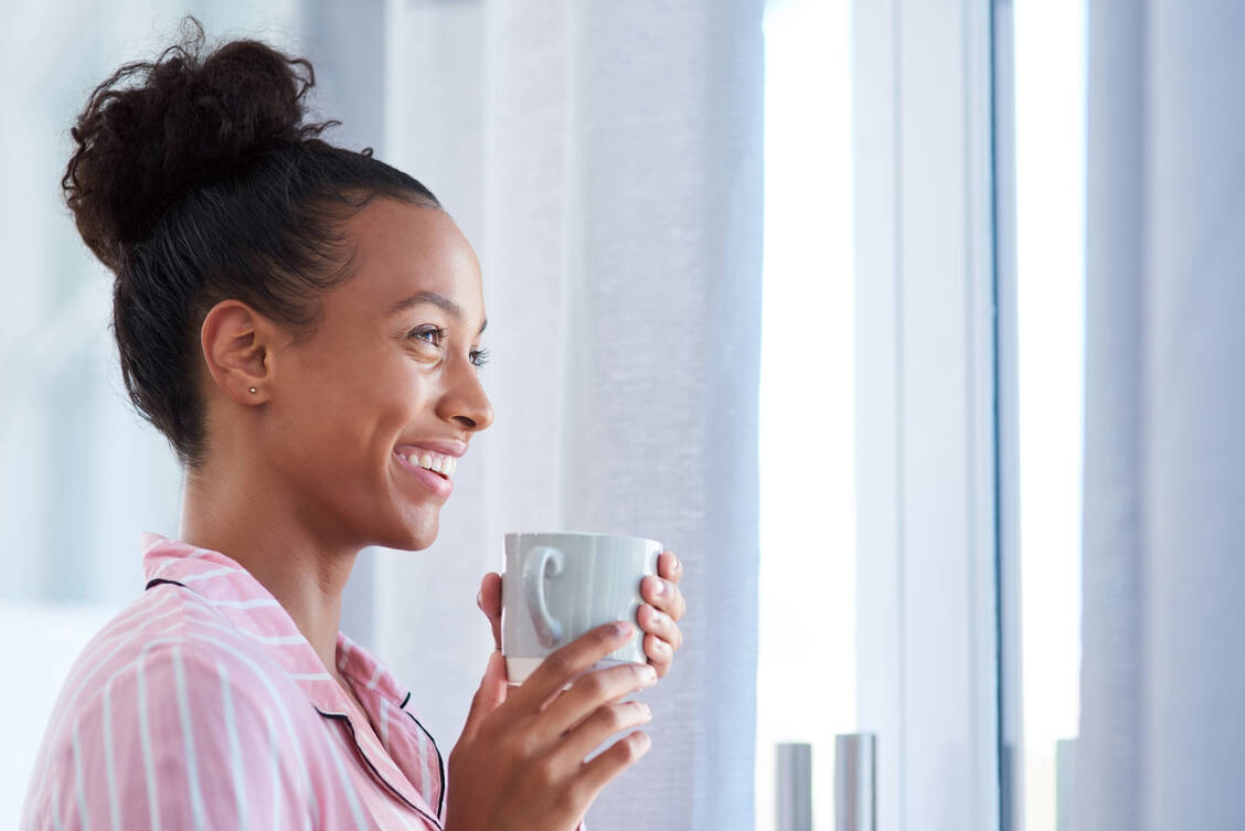 Das morgendliche Kaffeetrinken ist für viele Menschen ein Ritual. / Foto: Getty Images/PeopleImages