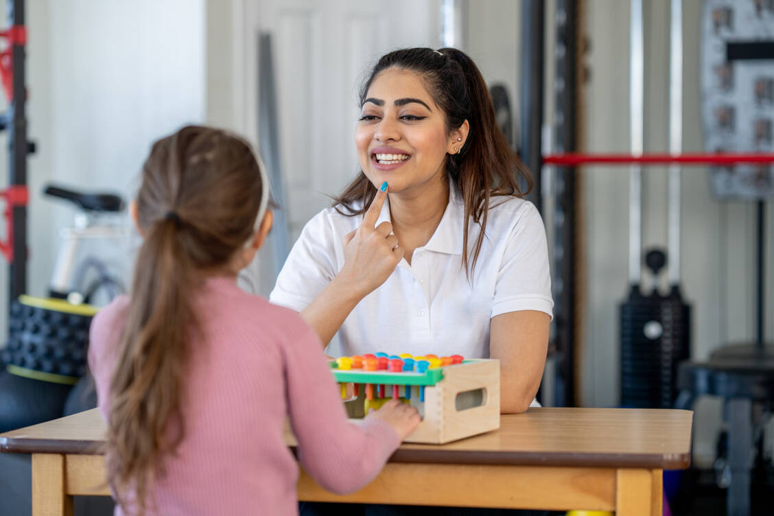 Immer mehr Kinder haben Probleme bei der Sprachentwicklung und brauchen eine logopädische Behandlung. Eine Ursache ist auch die Pandemie: Maskenpflicht und Kontaktbeschränkungen erschwerten vor allem bei Kleinkindern den Spracherwerb. / Foto: Getty Images/FatCamera