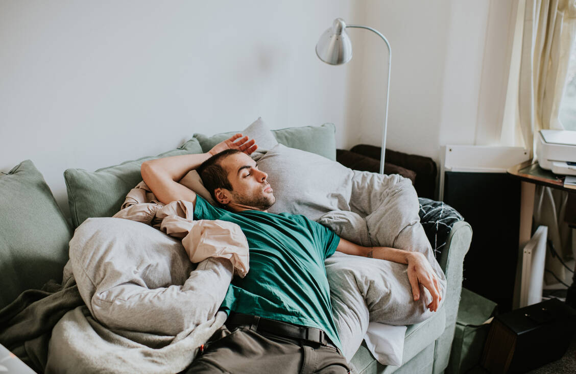 Besser auf dem Sofa als im Bett: Wer mittags im Bett schläft, zeigte tendenziell höhere Blutdruckwerte als Personen mit einem Nickerchen auf Sofa oder Sessel. / © Getty Images/Catherine Falls Commercial