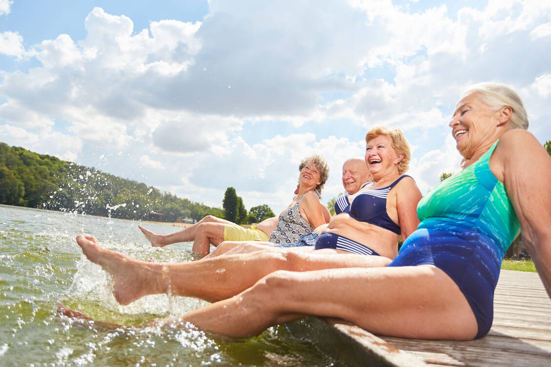 Die Füße bei Sommerhitze im kalten Wasser abzukühlen, tut gut. Ansonsten ist aber der Schatten oder ein anderes kühles Plätzchen ohne direkte Sonneneinstrahlung zu bevorzugen – vor allem in der Mittagszeit.  / Foto: Adobe Stock/Robert Kneschke