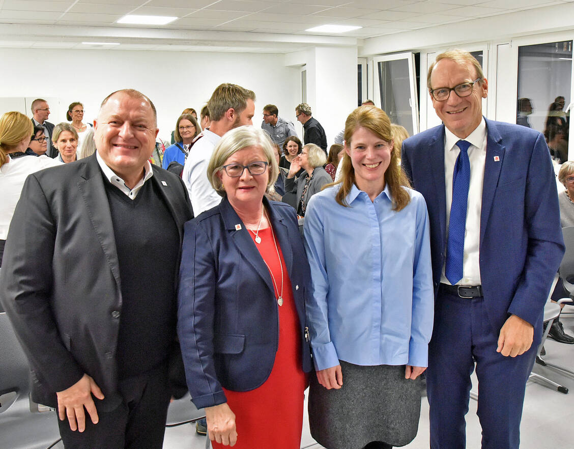 Die Einweihung der PTL Region Aachen wurde auch von ABDA-Präsident Thomas Preis (rechts) und von BAK-Präsident Dr. Armin Hoffmann (links) gewürdigt. Zwei, die sich für die Sache stark gemacht hatten: Gabriele Neumann (2. von links) und Schulleiterin Anke Greczmiel. / © fotografie herrmann – Aachen