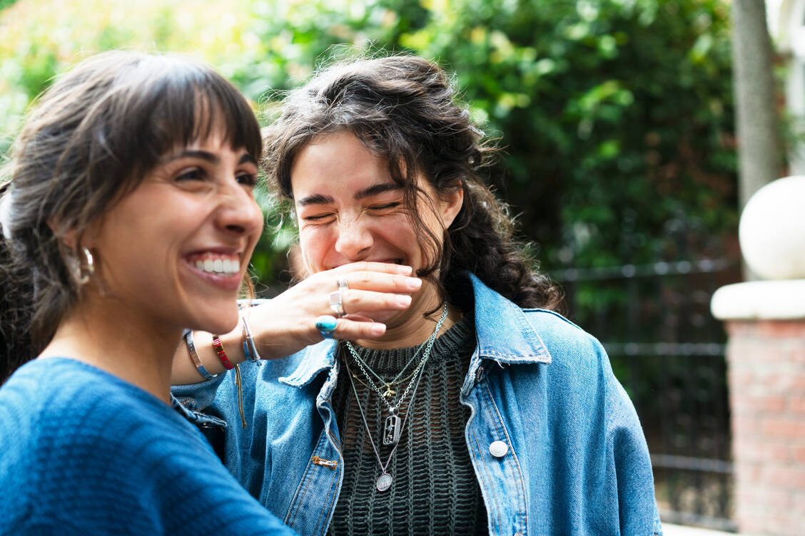 Lachen macht nicht nur glücklich, sondern hat auch positive gesundheitliche Effekte. / © Getty Images/Tim Robberts