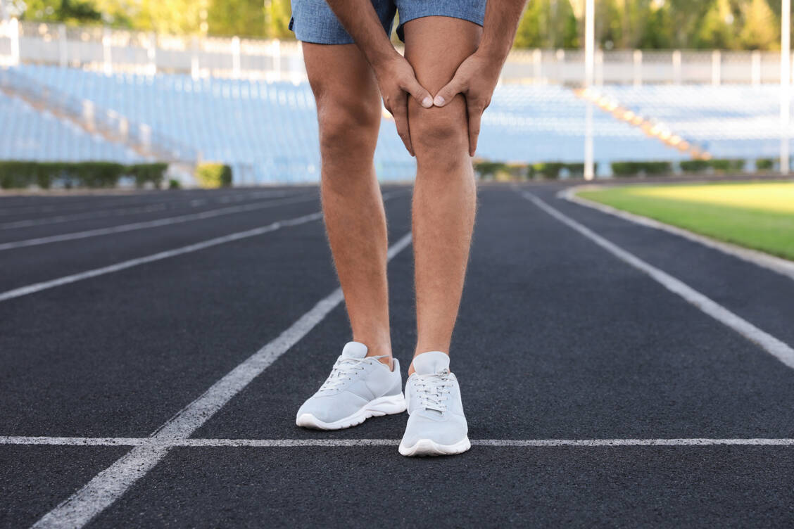Gerade wer sehr ambitioniert mit Sport startet, läuft Gefahr, sich zu verletzen.  / Foto: Adobe Stock/New Africa