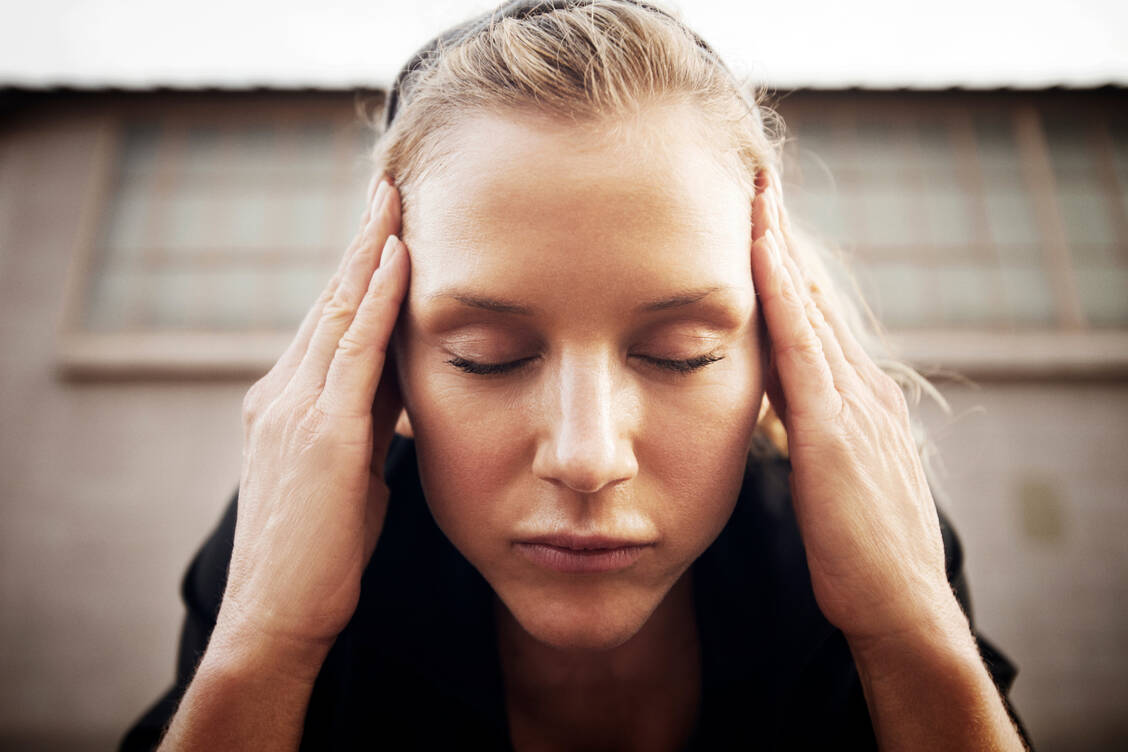 Ständig ablaufenden Selbstgespräche im Kopf können zu Stress durch vermeintliche Hilflosigkeit und Überforderung führen. Besser:Öfter mal auf die Atmung kontrollieren. / Foto: Getty Images/Cavan Images