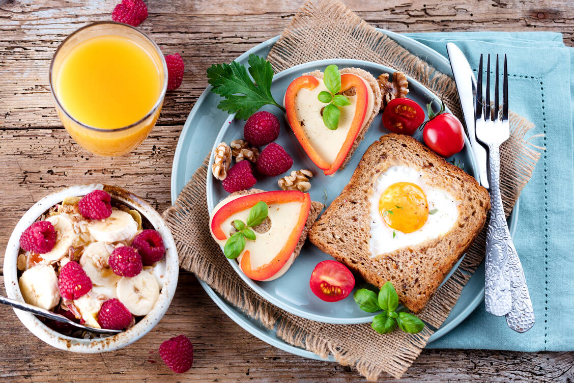 Die Art der Ernährung zum Beispiel in Form einer fettarmen Diät, sondern auch eine über den Tag ausgewogene Energiebilanz ist wichtig für die Gesundheit des Herz-Kreislaufsystems. / Foto: ©karepa - stock.adobe.com