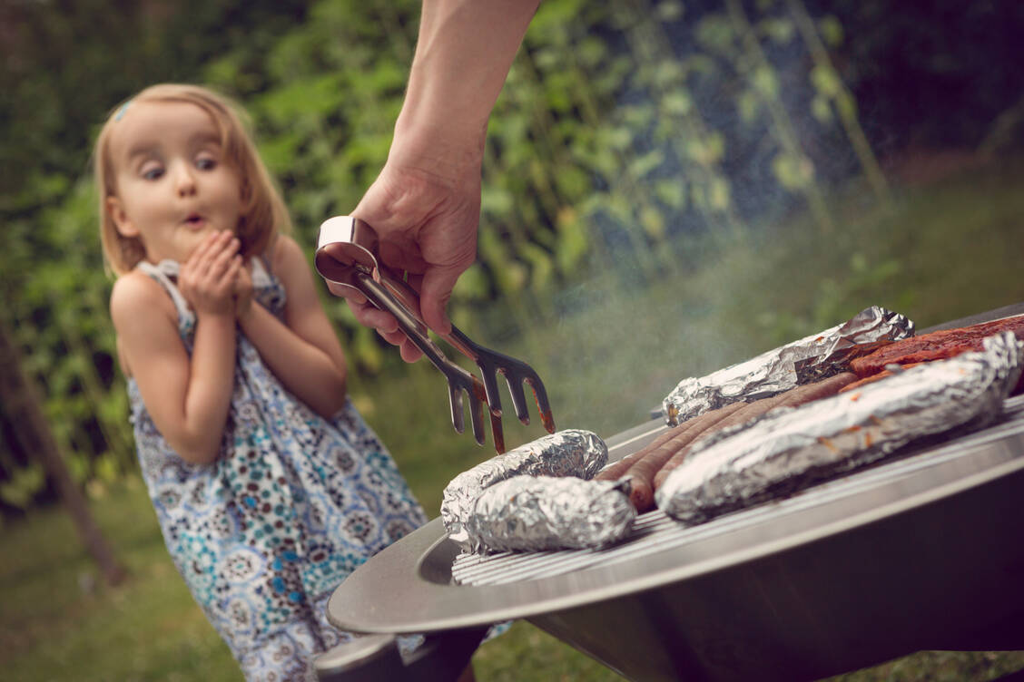 Kinder sollten nicht in die Nähe eines Grills gelassen werden. Ein Sicherheitsabstand von mindestens 2 Metern kann Brandverletzungen vermeiden. / Foto: Getty Images/Elva Etienne