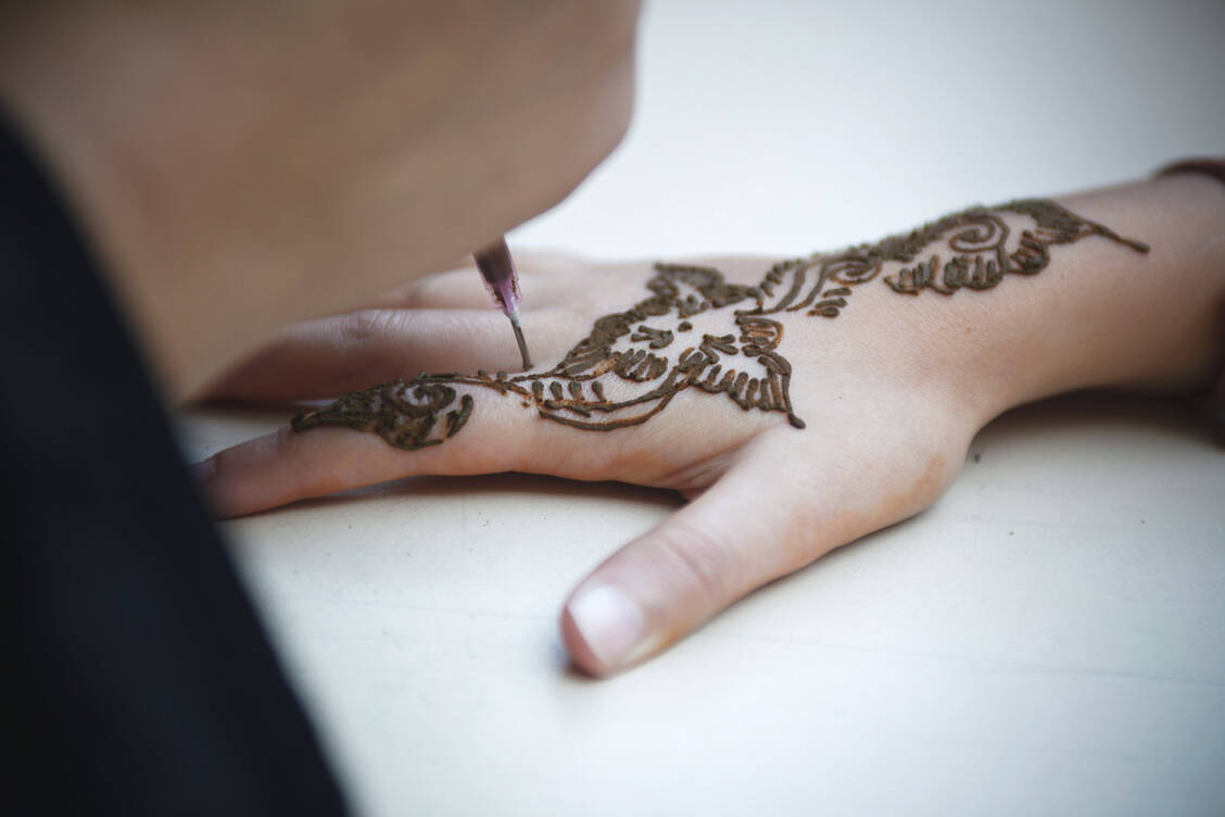 Viele Reisende lassen sich im Urlaub die Hände mit Henna-Paste bemalen. Doch Vorsicht: Eine eventuell zugesetzte Substanz kann eine Kontaktallergie auslösen.  / Foto: Getty Images / AM29