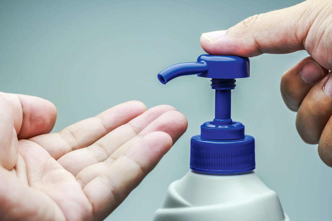 Häufiges Händewaschen und -desinfizieren greift die Hautbarriere an. Da hilft vor allem eine reichhaltige Pflege. / Foto: Fotolia/charliestockftl