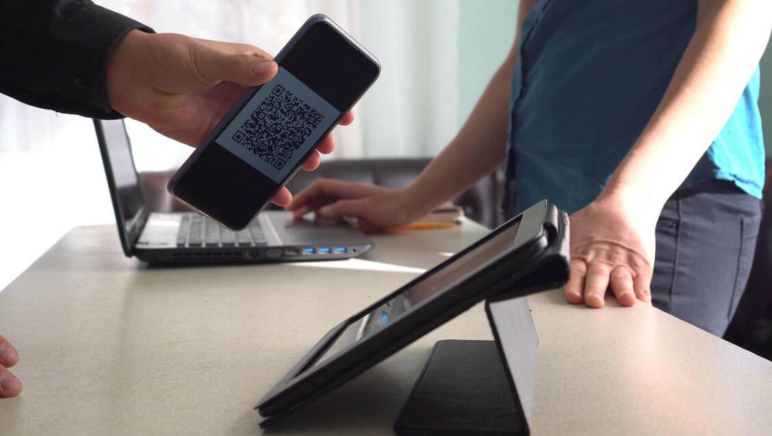Ab dem 1. Januar 2022 ist die elektronische Verordnung gesetzlich verpflichtend vorgeschrieben. In ausgesuchten Fällen wird jedoch auch das Papierrezept parallel zunächst noch weiter möglich sein. / Foto: Adobe Stock/Fevziie