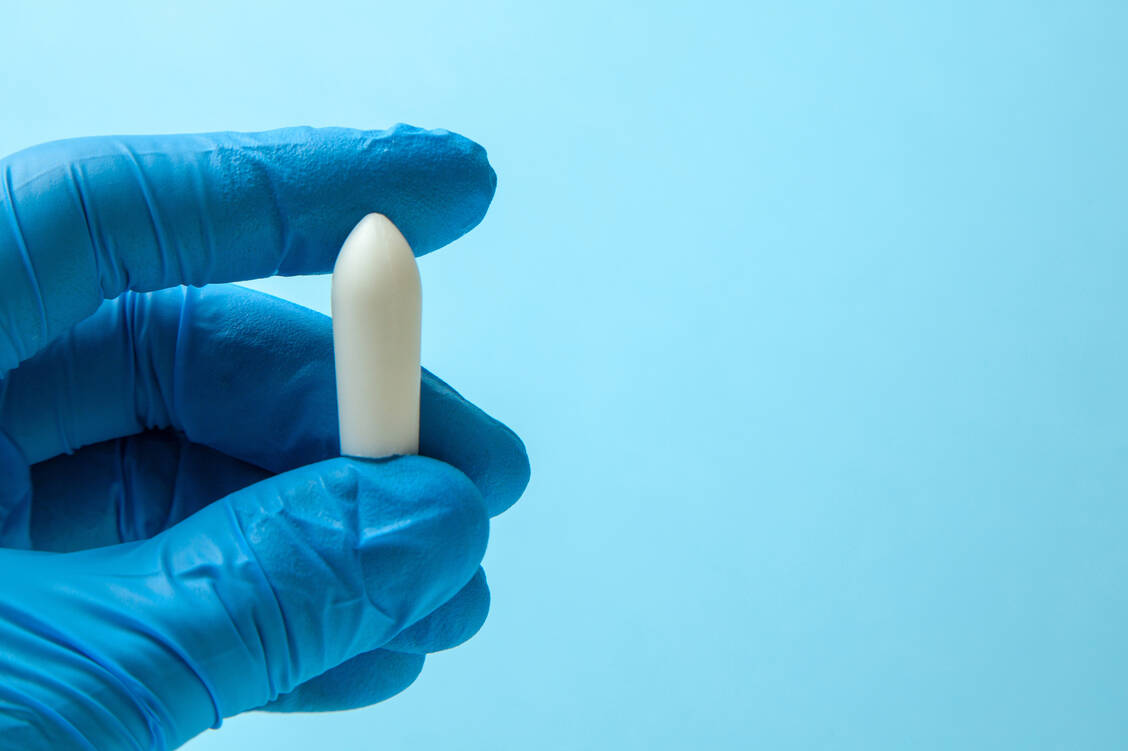 Vor allem bei Babys und Kleinkindern lassen sich Paracetamol-Zäpfchen oft leichter anwenden als orale Darreichungsformen.  / Foto: Adobe Stock/adragan