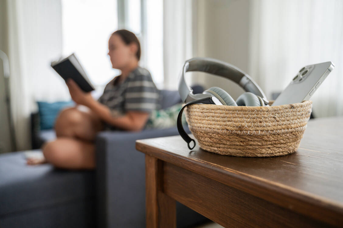 Bewusste Auszeit: Das Handy einfach mal weglegen und eine analoge Pause genießen – das tut besonders dem Gehirn gut. / © Getty Images/karetoria