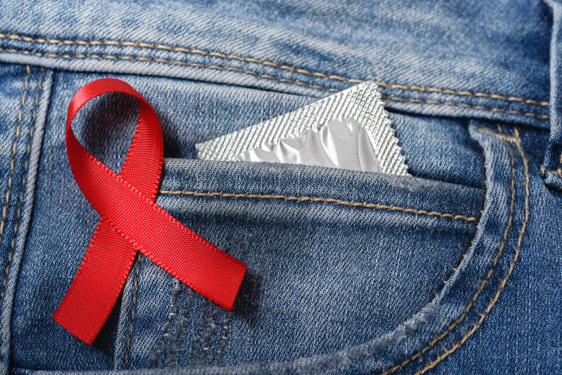Auch wenn eine HIV-Infektion heute behandelbar ist, steht immer noch der eigene Schutz an erster Stelle bei Kontakt mit einem neuen Sexualpartner. / Foto: Adobe Stock/lordn